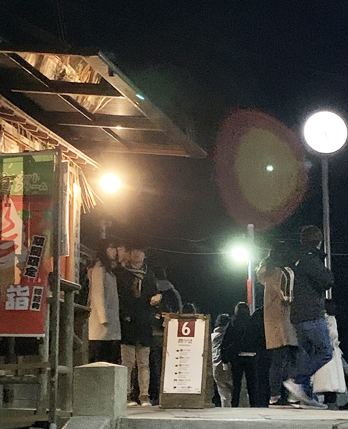たくさんの学生や初もうで客でにぎわう仁志むら亭