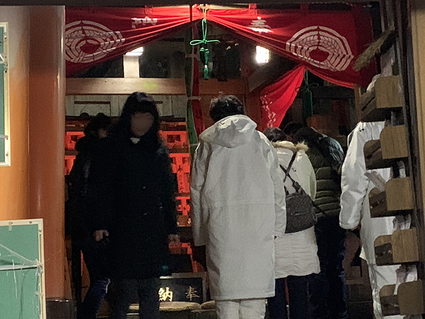 たくさんの初詣客が集う元旦の眼力社