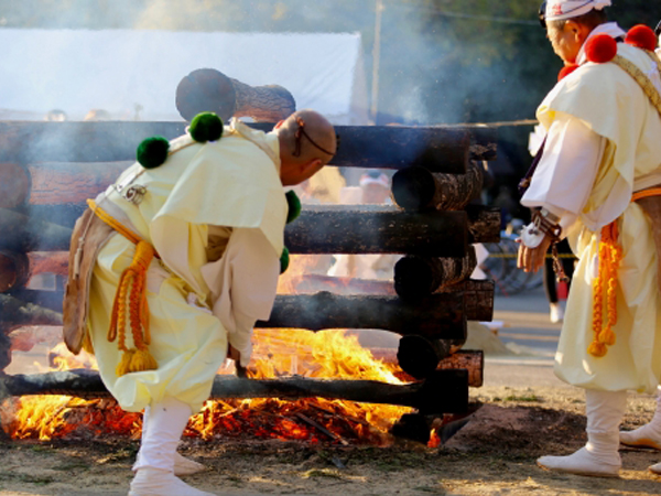 火の行を行う修行僧