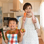 料理のお手伝いをする子供とお母さん