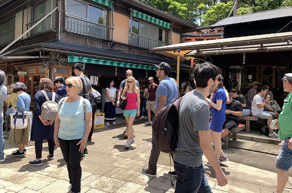 外国人観光客でにぎわう稲荷山山中