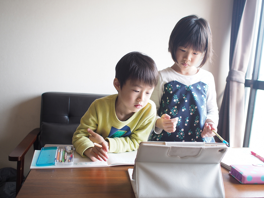 オンライン授業をする子供