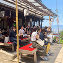 三叉路の中央は下り坂