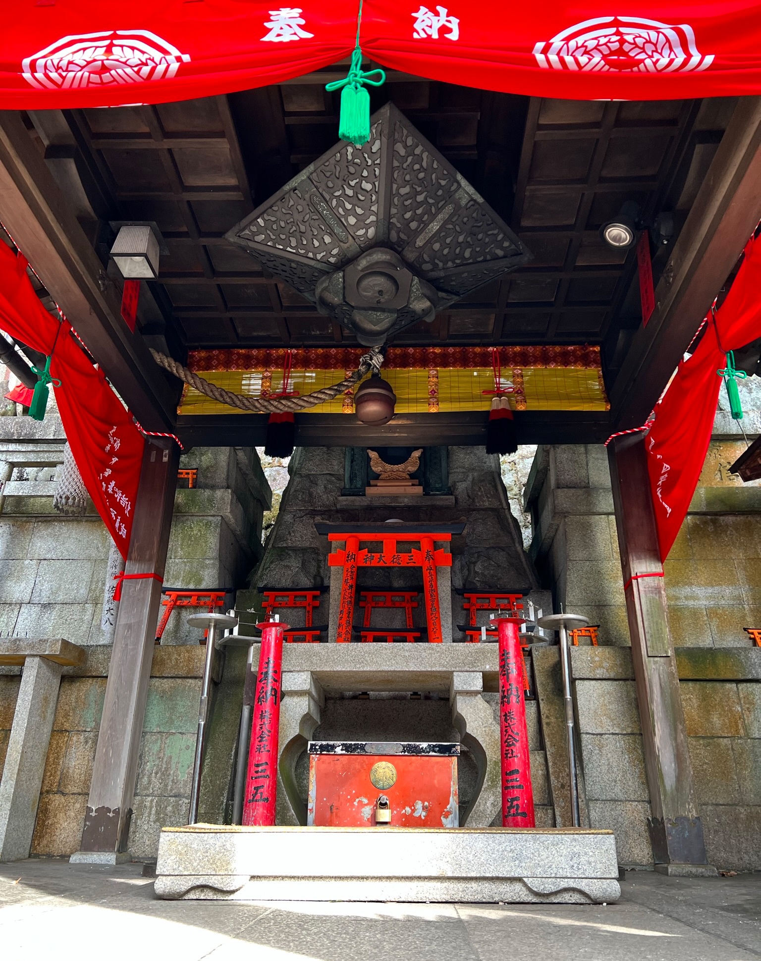 三徳大神、三徳亭