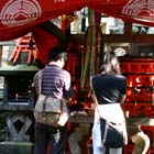 恋愛祈願をするカップル