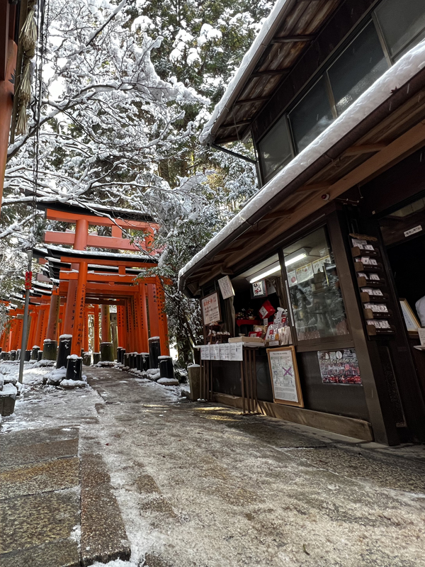 伏見稲荷の眼力亭雪景色