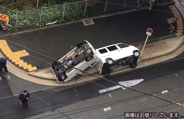 大阪市内ひっくり返った車