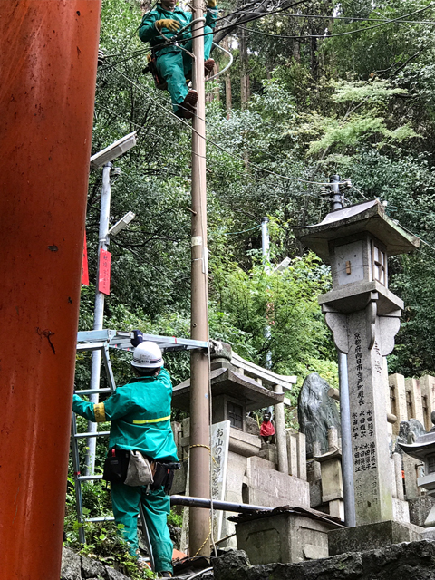 関電の電柱工事