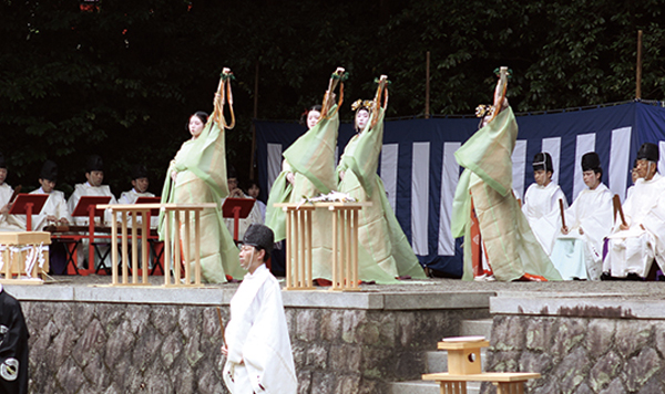 神楽女による舞踊