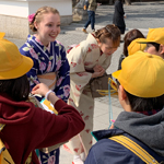 外国人とコミュニケーションする小学生