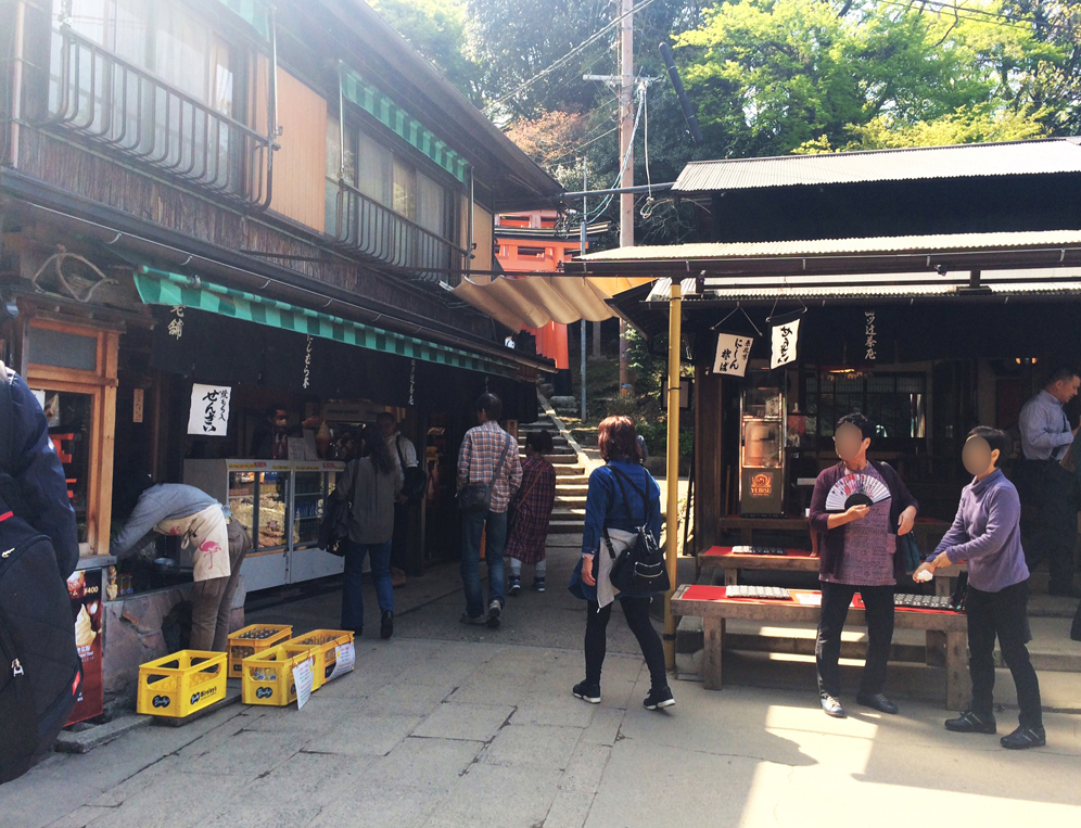 お店の前はたくさんの人出