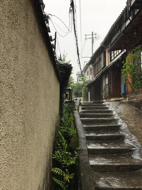 参道それた民家の路地裏