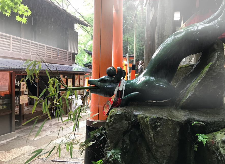 雨に濡れた眼力社狐の手水