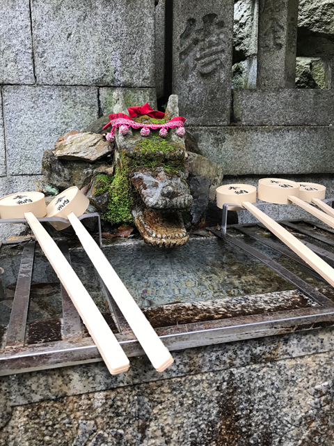 苔むした手水は龍のデザイン