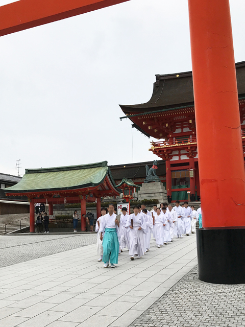 田植祭を行う早乙女たち