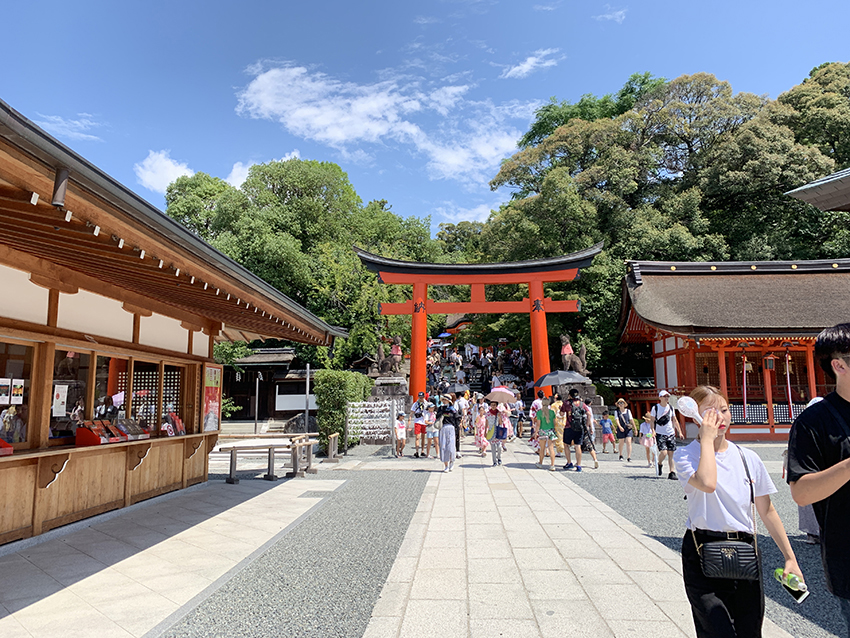 青い空、赤い鳥居、緑の木々