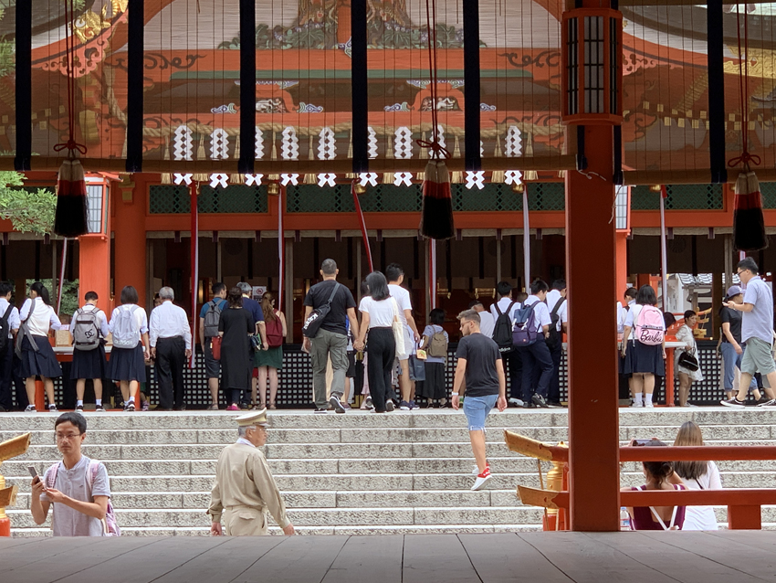 参拝客が一列に並ぶ拝殿