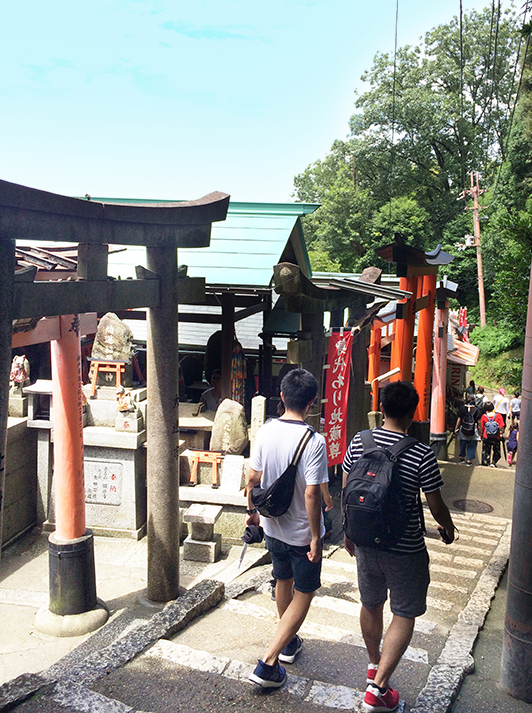 稲荷山の下の方にある眼力大神