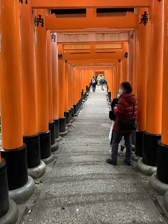 客脚もまばらな参道