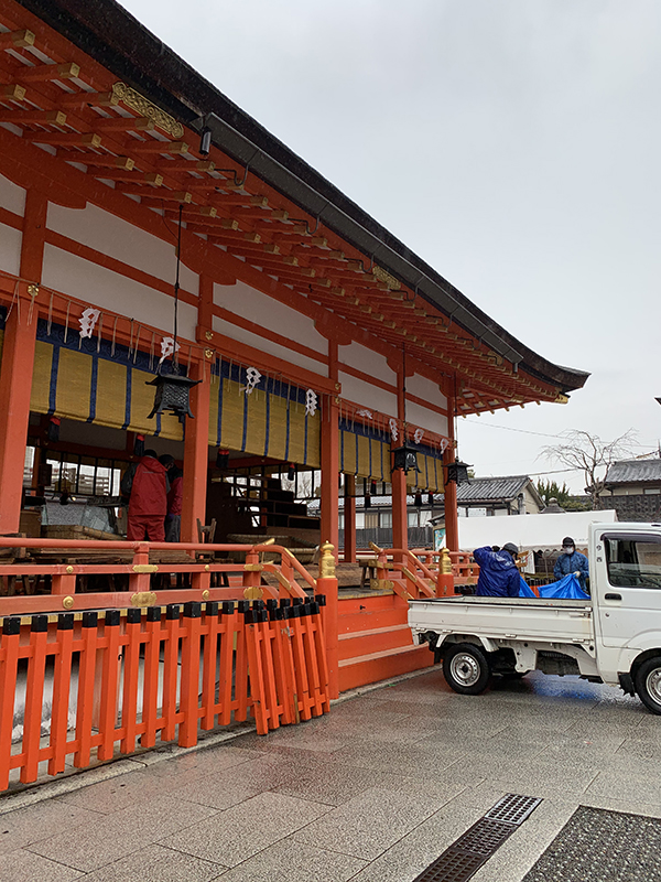 荷物を祭殿に運び込む業者さんたち